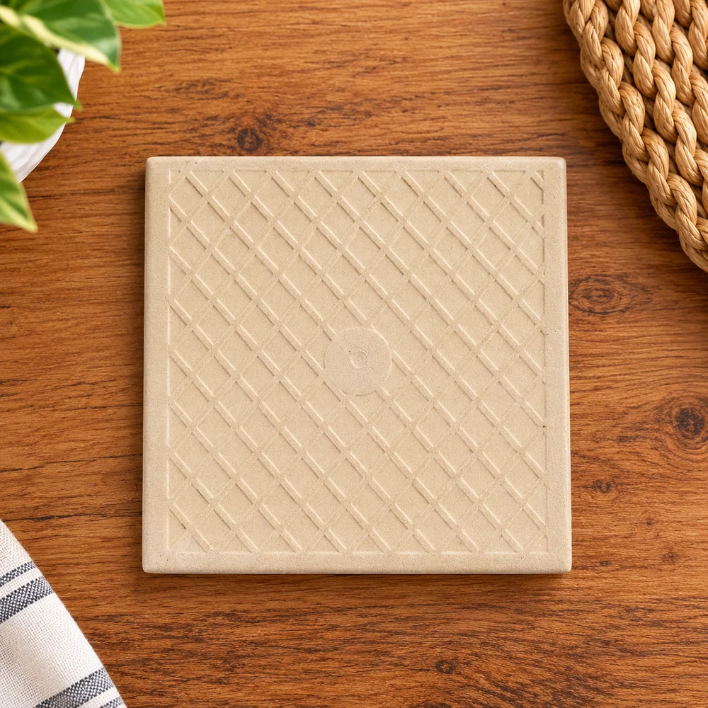 Reverso beige texturizado de cerámica sublimable cuadrada de 15 × 15 cm, visto desde arriba.