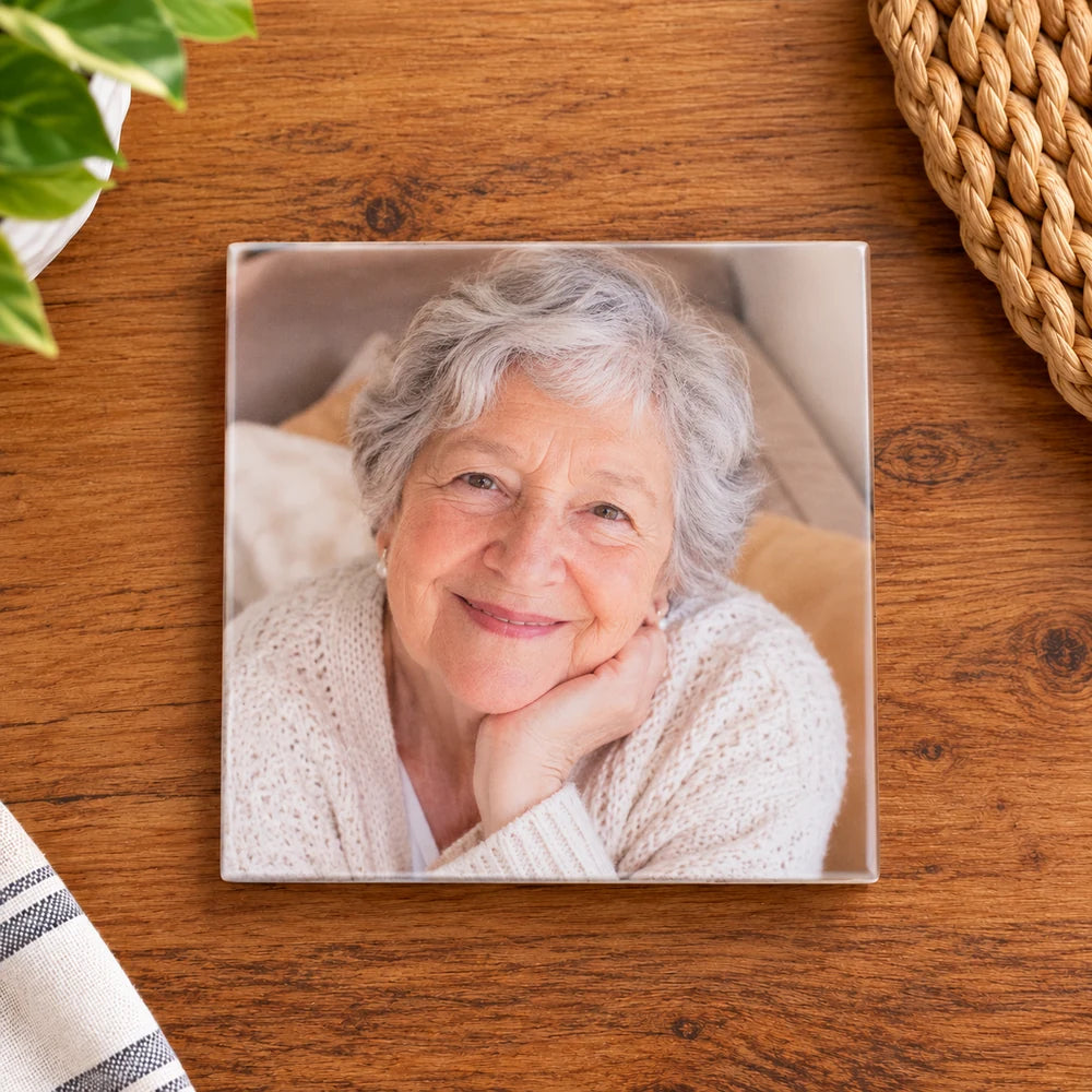 Cerámica sublimable cuadrada de 15 × 15 cm personalizada con retrato de una abuela, vista desde arriba.